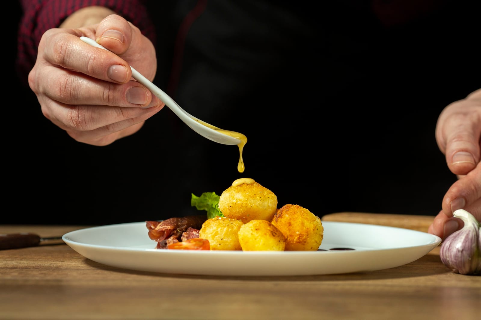 Bandeja de pães e doces de produção própria servida para um grupo no Café da Vila